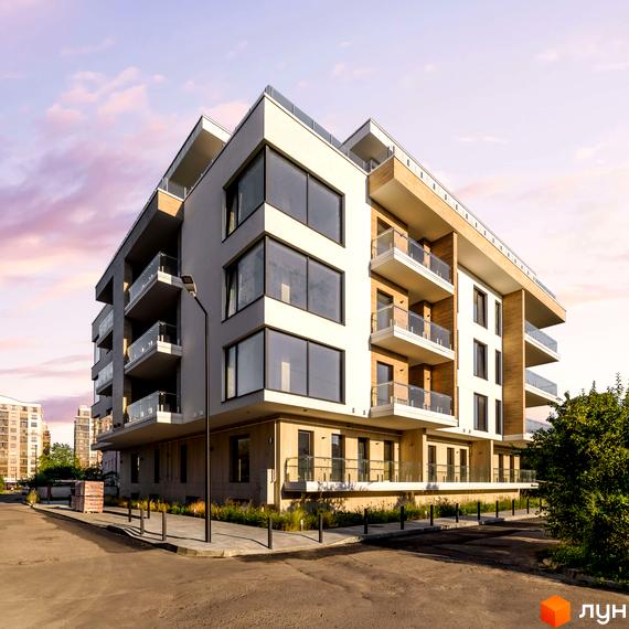 Житловий комплекс Baltiysʹka Hall з світлими фасадами, великими вікнами та балконами. Поруч дорога, тротуар та зелені насадження.