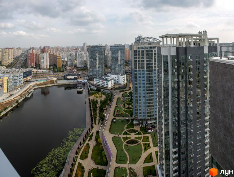 Житловий комплекс RiverStone з висоти пташиного польоту. Сучасна архітектура, високі будинки, багатоповерхівки та зелена прибудинкова територія з парком.