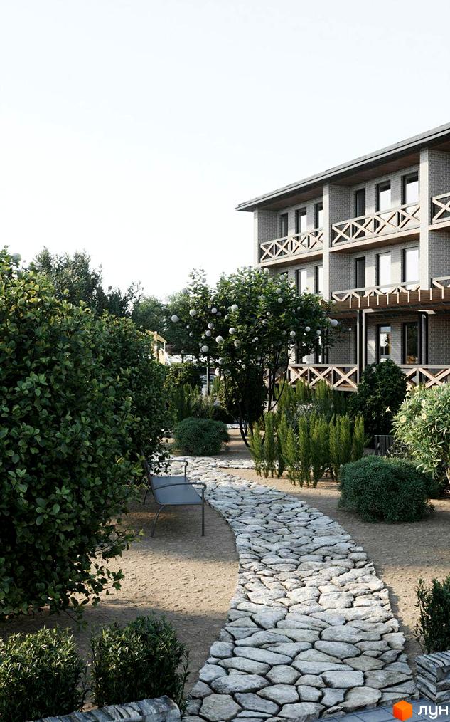 Будинок Житлового комплексу Хвиля з сірої цегли та дерев'яними балконами. Кам'яна доріжка веде через зелений двір з деревами та кущами.