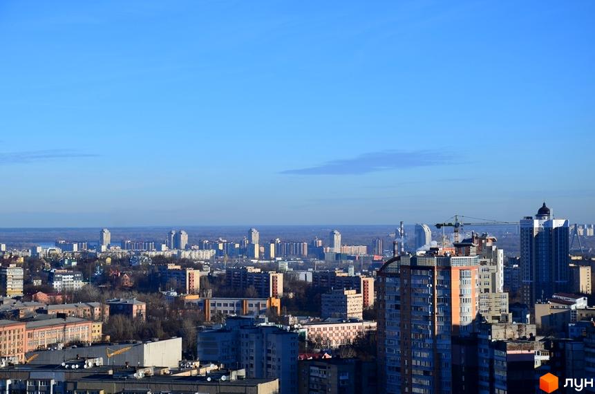 Панорамне фото Житлового комплексу Лідер з висоти пташиного польоту. Вигляд на багатоповерхівки та міський пейзаж у сонячний день.