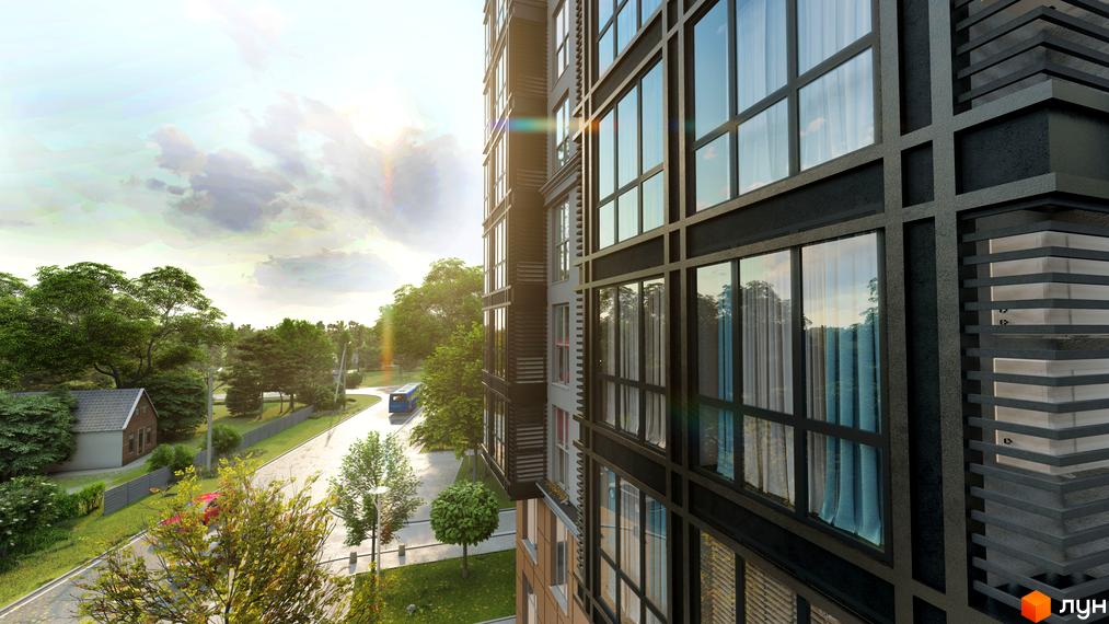 Будинок ЖК Янтарний з великими вікнами та сірим фасадом, поруч дорога з автобусом та зелені дерева.