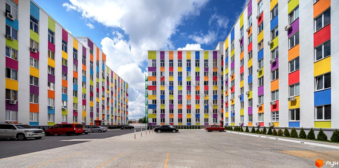 Житловий комплекс Бестужевські сади вражає яскравим фасадом з різнокольоровими смугами. Перед будинками розташований доглянутий паркінг з зеленими насадженнями.