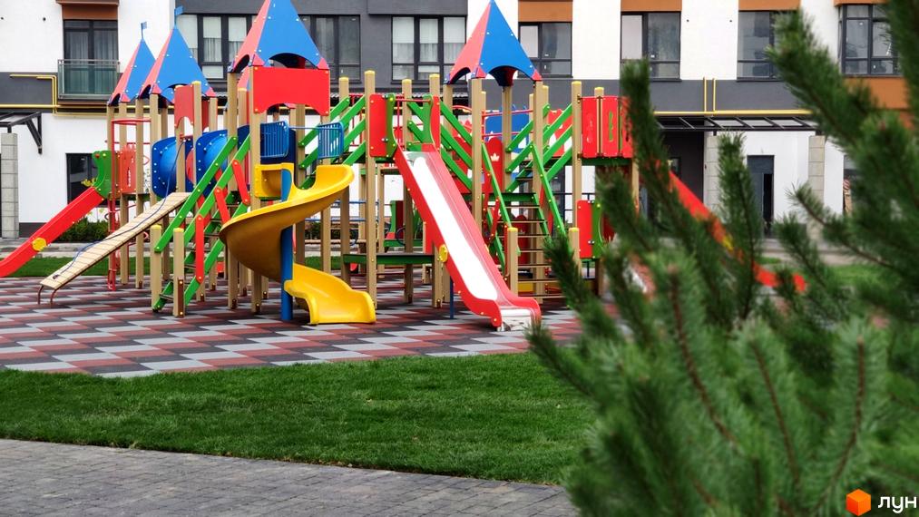 Житловий комплекс Містечко Липки з дитячим майданчиком. Яскравий дитячий майданчик на території ЖК.