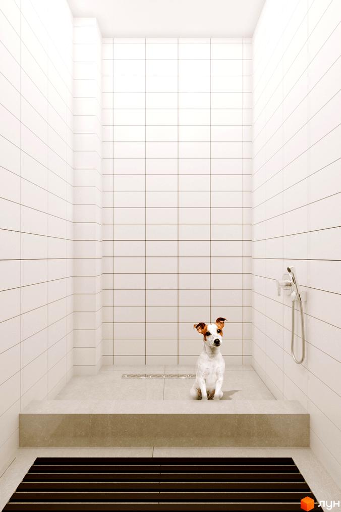 Світла ванна кімната з білою плиткою та собакою, що сидить на підлозі. На підлозі чорний килимок.