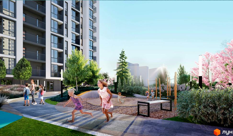 Висотна будівля житлового комплексу з великими вікнами та балконами. На прибудинковій території дитячий майданчик, дерева та доріжки для прогулянок.