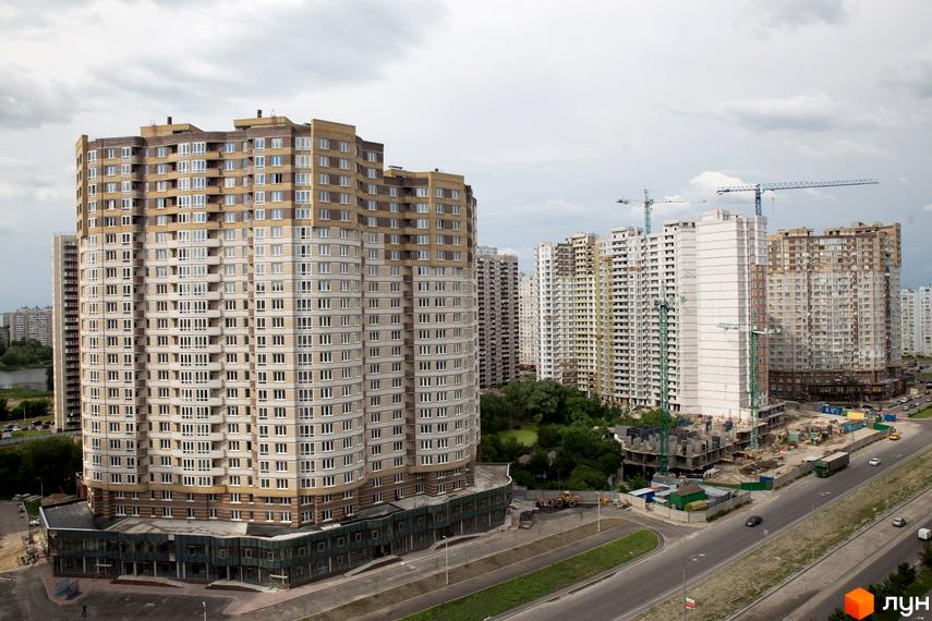 Житловий комплекс на вул. Ахматової, 30 з сучасною архітектурою та прибудинковою територією. Вид на будинок та навколишню забудову.