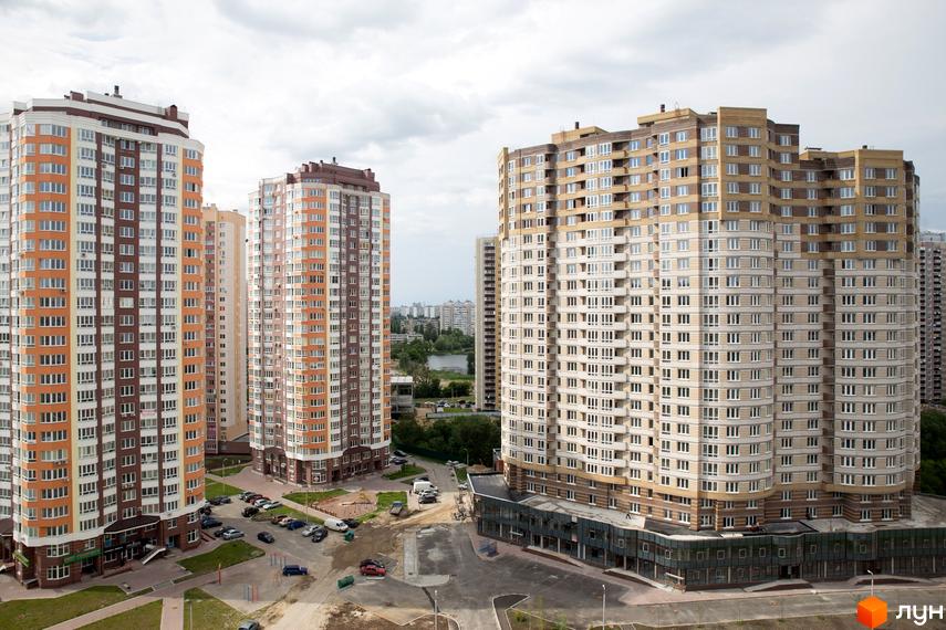 Житловий комплекс на вул. Ахматової, 30. Вид на будинки та прибудинкову територію з парковкою.