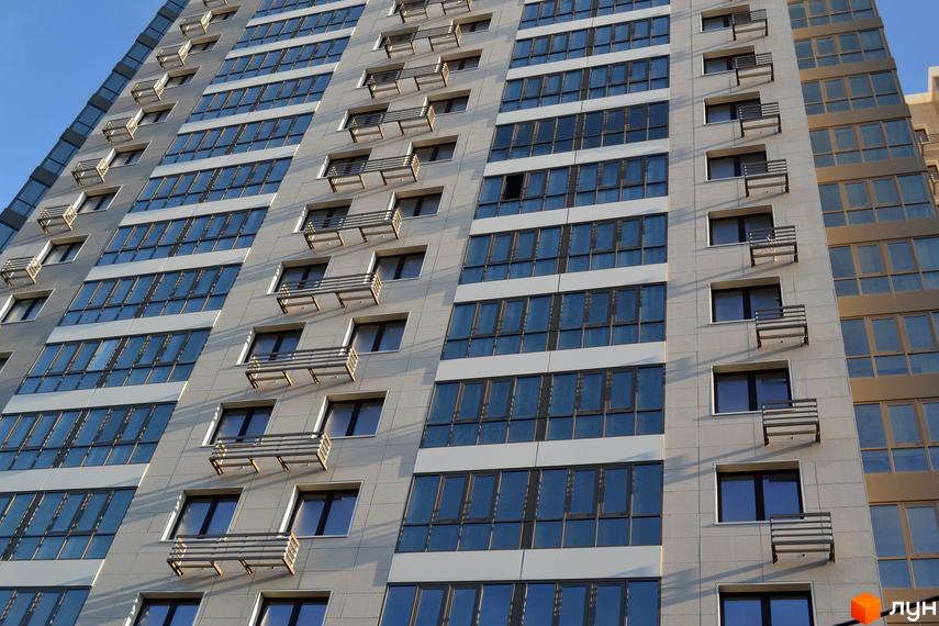 Житловий комплекс Островського, 40 з великими вікнами та балконами. Прибудинкова територія облаштована для комфортного проживання.