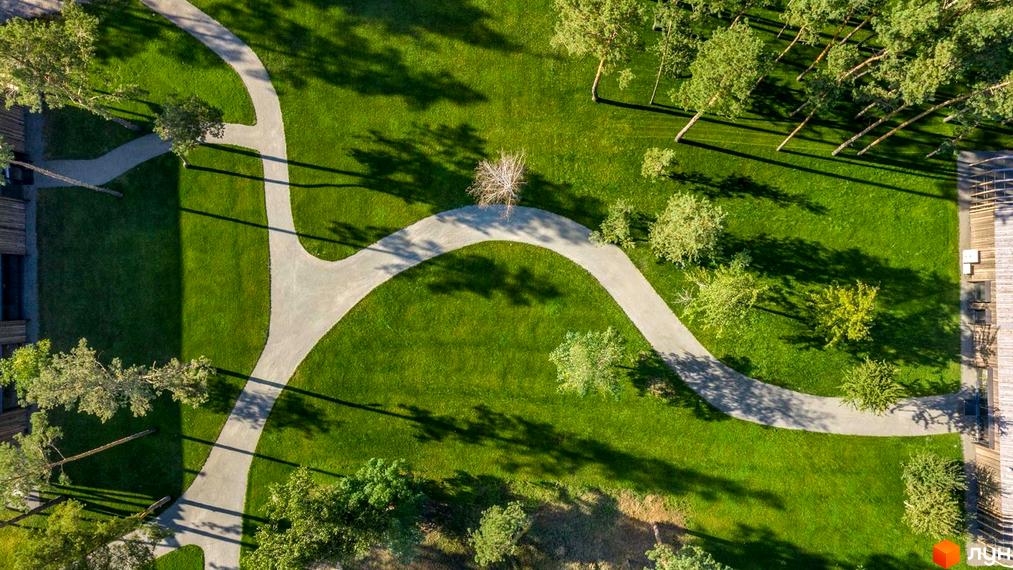 Котеджне містечко КМ SHELEST.home з доглянутою прибудинковою територією та зеленими насадженнями. Вид згори на доріжки та газони.