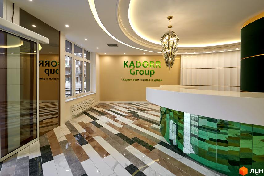 Інтер'єр холу в ЖК 52 Перлина (Pechersk Plaza). Просторий хол з дизайнерським ремонтом, скляними панелями та сучасним освітленням.