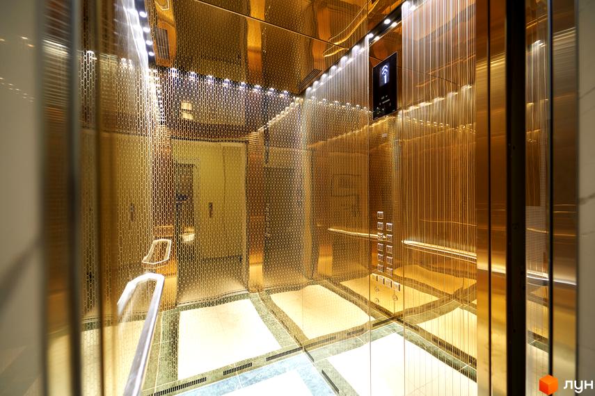 Золотий ліфт в ЖК 52 Перлина (Pechersk Plaza). Розкішний інтер'єр з блискучими деталями та дзеркальними поверхнями.