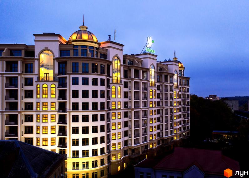 Висотна будівля ЖК 52 Перлина з великими вікнами та балконами. На даху будівлі знаходиться купол з підсвіткою.