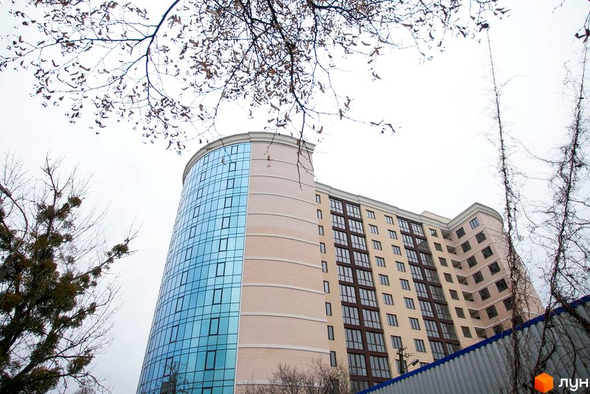 Зображення фасаду будинку в Житловому комплексі Paradise. Вигляд новобудови ззовні, видно вікна та оздоблення стін.