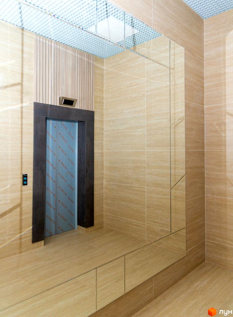 Сучасний ліфт у ЖК Ярославів Град. Оздоблення стін та підлоги мармуровою плиткою, дзеркальна стеля.