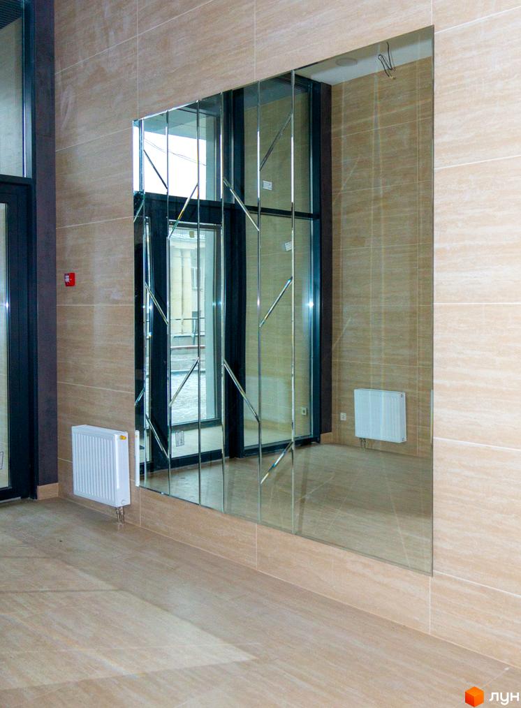 Інтер'єр ЖК Ярославів Град з дзеркальною стіною та радіаторами опалення. Дизайн приміщення з оздобленням стін під мармур.