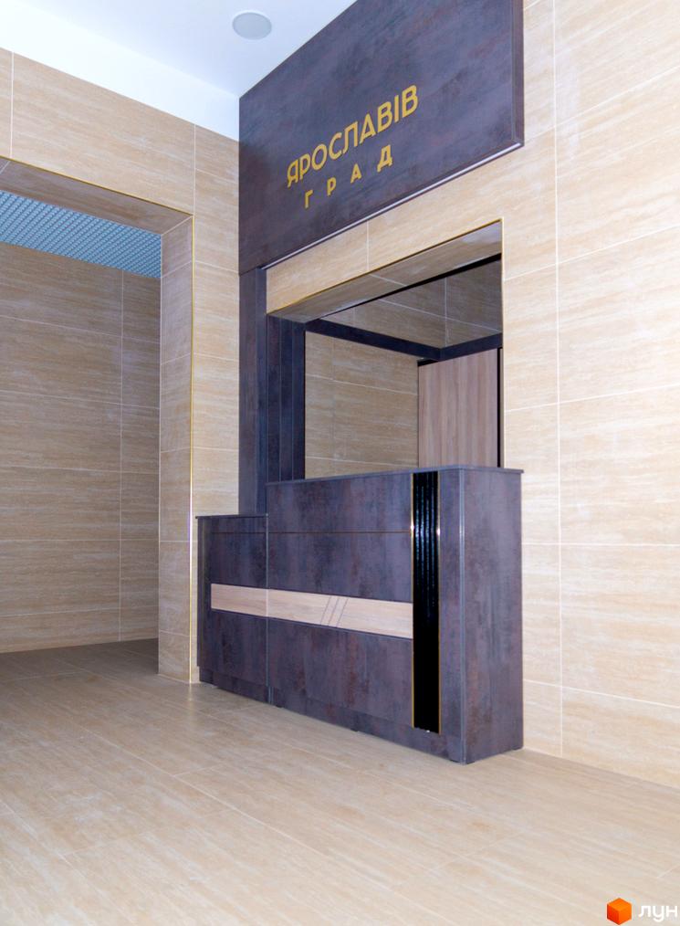 Житловий комплекс Ярославів Град: фото рецепції з вивіскою, світлою плиткою на стінах та підлозі.