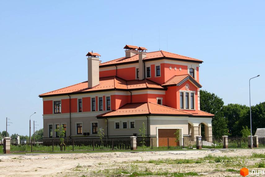 Котеджне містечко КМ Італійський квартал. Будинок з червоним черепичним дахом та помаранчевими стінами, з гаражем та парканом.