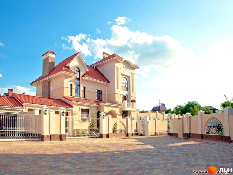 Оазис — Котеджне містечко з будинками в класичному стилі з червоними дахами та світлими фасадами. На території розташовані ковані ворота та огорожа, вимощена бруківкою.