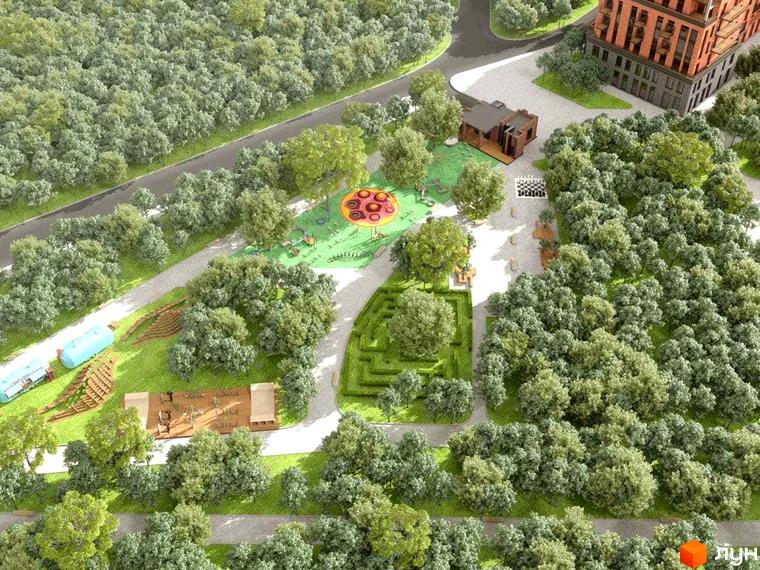 Простір на Літературній: вид на цегляний будинок та зелену прибудинкову територію з дитячим майданчиком та лабіринтом.