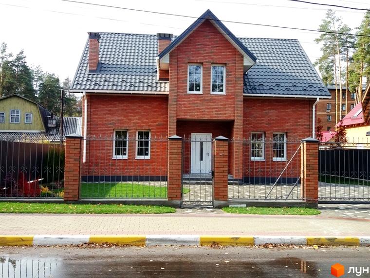 Котеджне містечко КМ Pine Wood • mini: двоповерховий цегляний будинок з сірим дахом, огороджений кованою огорожею та цегляними стовпами.