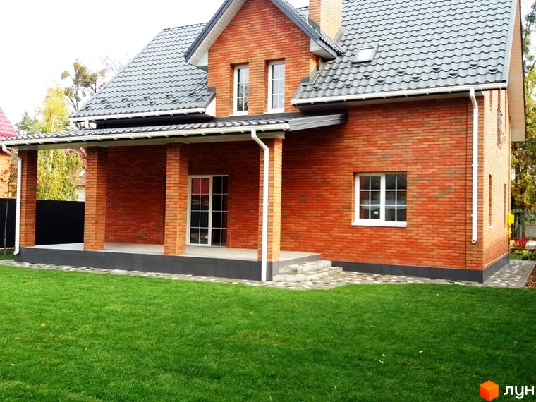 Котеджне містечко Pine Wood • mini: двоповерховий будинок з червоної цегли з білими вікнами та сірим дахом, оточений зеленою галявиною.