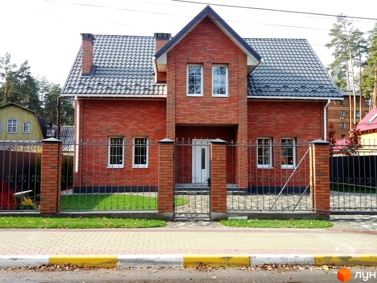 Котеджне містечко КМ Pine Wood • mini: двоповерховий цегляний будинок з сірим дахом та огородженою територією. Навколо будинку зелений газон та доглянута прибудинкова територія.