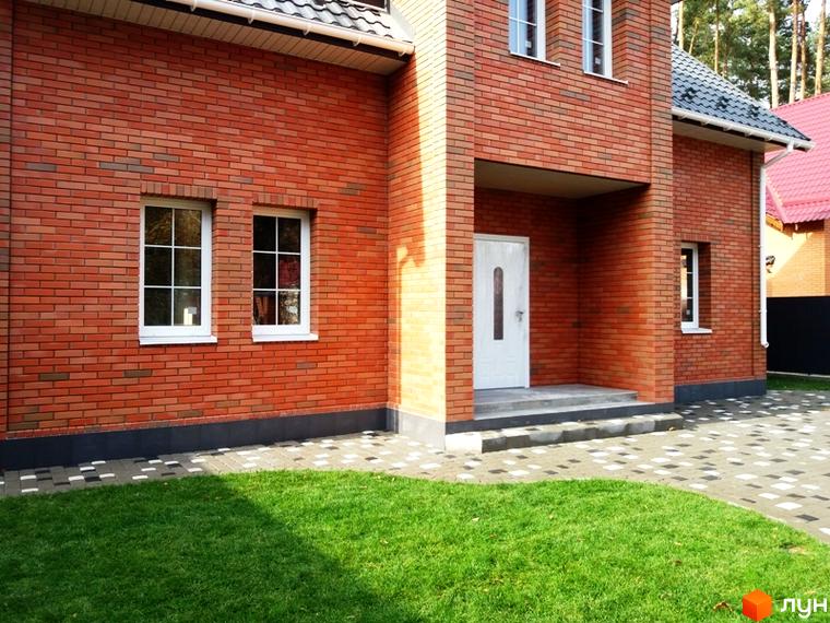 Котеджне містечко Pine Wood • mini: двоповерховий будинок з червоної цегли, білими вікнами та вхідними дверима, на тлі зелений газон та вимощена доріжка.