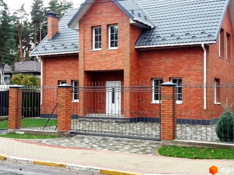 Котеджне містечко Pine Wood • mini: двоповерховий будинок з червоної цегли під сірим дахом, огороджений кованою огорожею на цегляних стовпах.