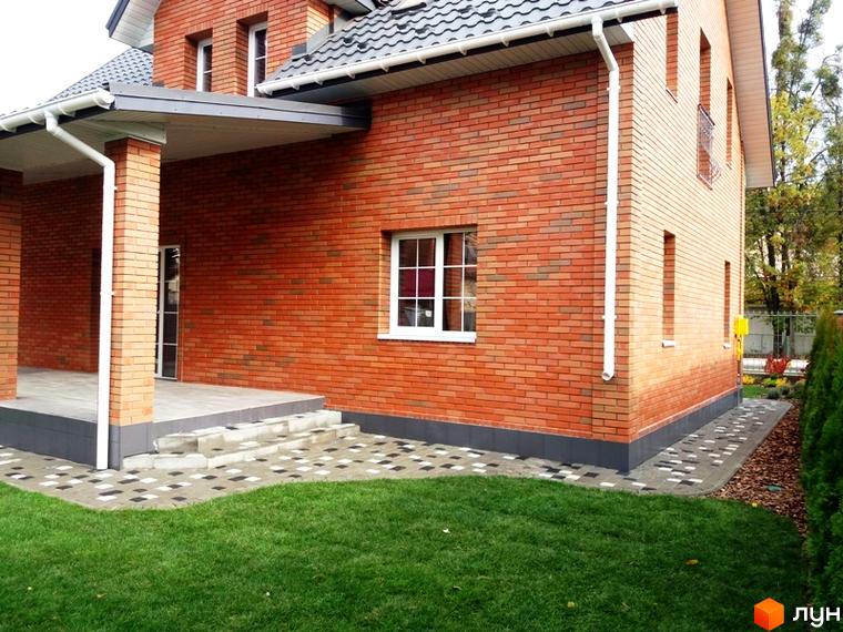 Котеджне містечко КМ Pine Wood • mini: цегляний будинок з білими вікнами та ганком, вимощена доріжка та зелений газон.