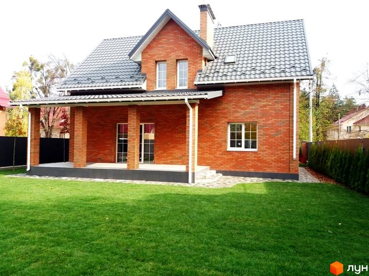 Котеджне містечко КМ Pine Wood • mini: двоповерховий будинок з червоної цегли з сірим дахом та ганком, зелена галявина перед будинком.