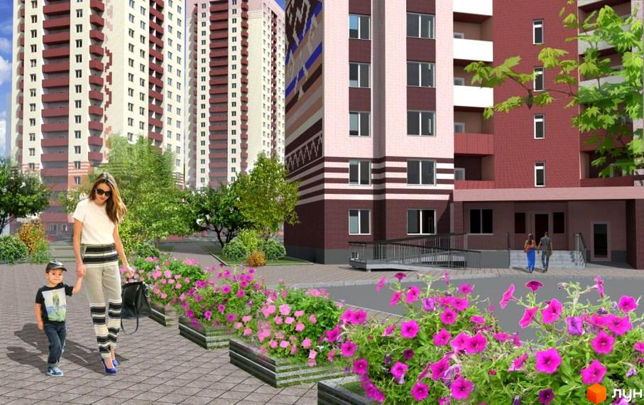 Зображення житлового комплексу Патріотика з багатоповерховими будинками та квітниками. На передньому плані жінка з дитиною прогулюються тротуаром.