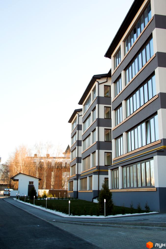 Зображення фасаду Житлового комплексу Cофія. Багатоповерховий будинок з великими вікнами та прибудинковою територією.