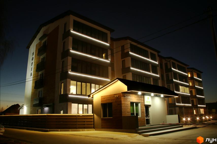 Зовнішній вигляд Житлового комплексу Sofia в нічний час. Освітлений фасад будинку та прибудинкова територія.