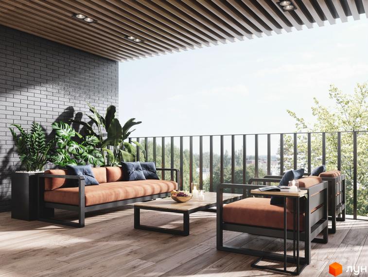 Сучасний балкон з цегляною стіною та дерев'яною підлогою, зручні меблі та зелені рослини створюють затишну атмосферу для відпочинку на свіжому повітрі.