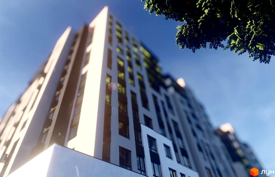 Будівельний проєкт Львівський – висотна будівля з білими та сірими фасадами, великою кількістю вікон та зеленими насадженнями на балконах. Вид знизу на тлі блакитного неба.