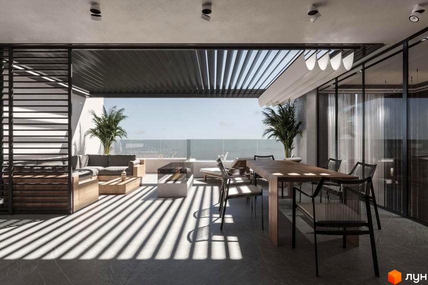 Тераса в ЖК Dynastia BC з обідньою зоною, диваном та рослинами. Навколо скляні стіни та розсувні жалюзі, що створюють тіньові смуги на підлозі.