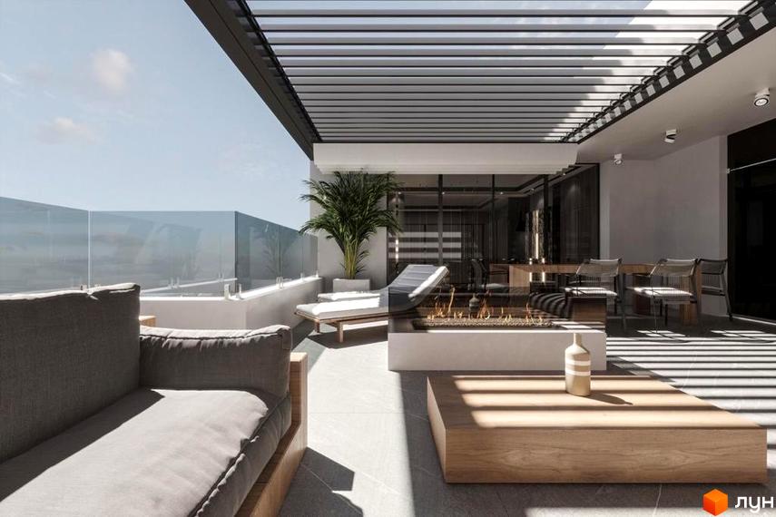 Простора тераса з зоною відпочинку в ЖК Dynastia BC. Скляне огородження, диван, лежак, камін, столик та зелені насадження.