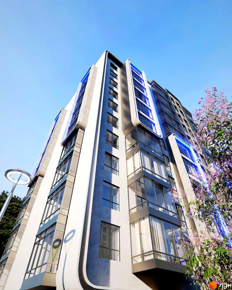 Зовнішній вигляд новобудови ЖК R2 Residence з блакитною підсвіткою та скляними балконами. Навколо будинку зелені дерева та квітучі рослини.
