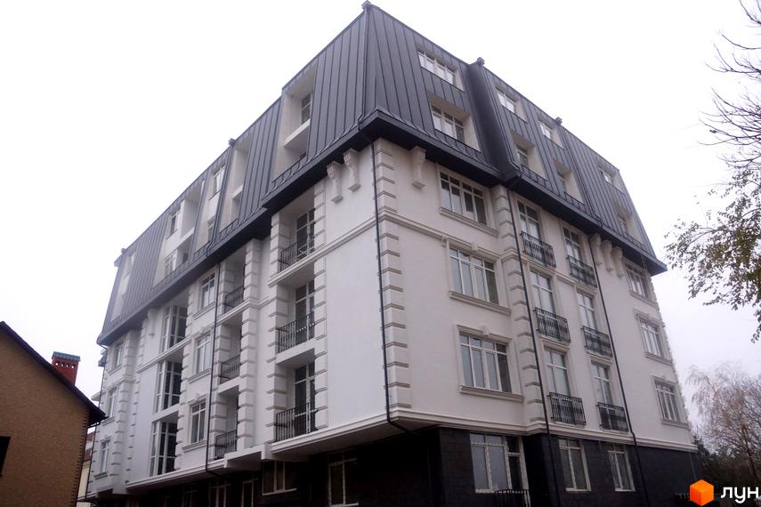 Зовнішній вигляд будинку ЖК Мирний з білими фасадами та темним дахом. Будівельний проєкт з балконами та великими вікнами.