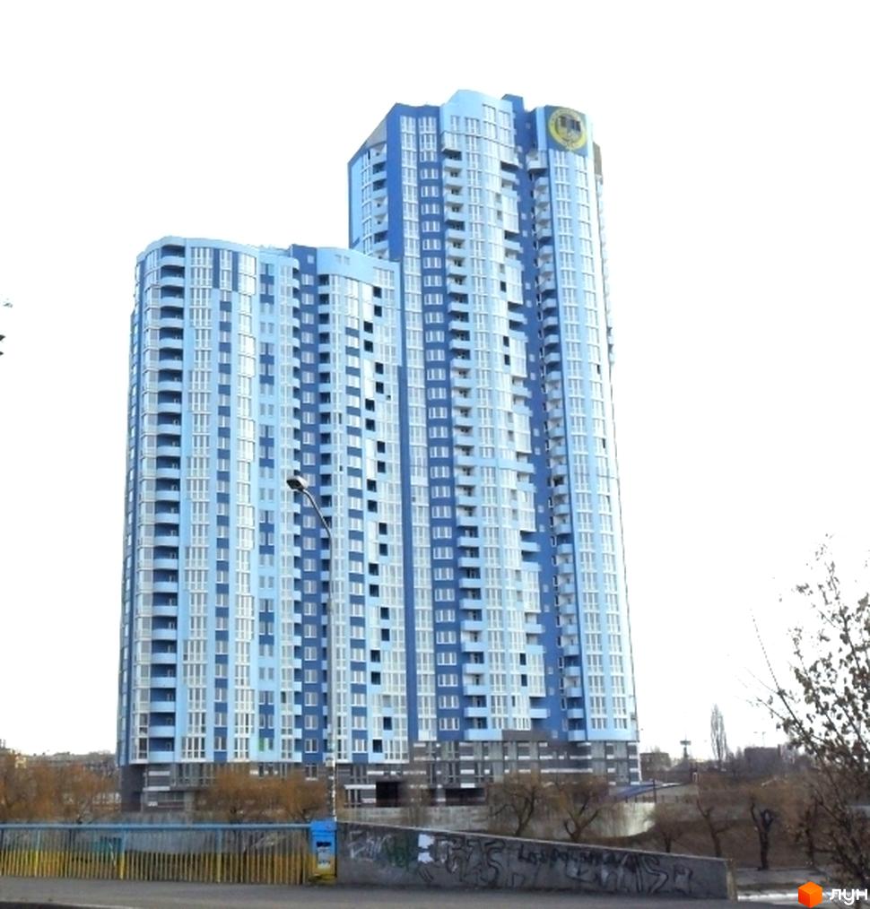 Житловий комплекс Київська Венеція з висотними будинками та прибудинковою територією. Сучасна архітектура та зелені насадження.