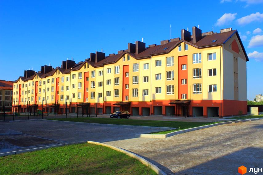 Зображення фасаду та прибудинкової території Житлового комплексу по вулиці Проектована-Тролейбусна, 3. Вигляд новобудови ззовні.