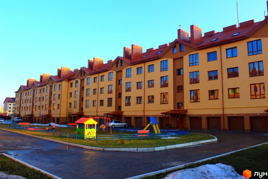 Зображення фасаду Житлового комплексу на вулиці Проектована-Тролейбусна, 3. На території дитячий майданчик.