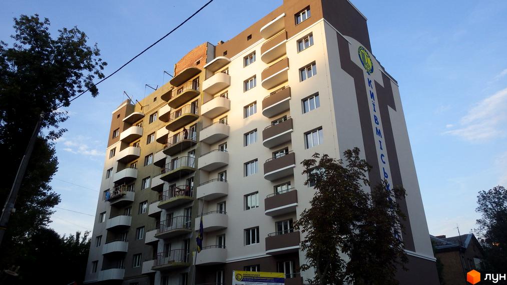 Фасад новобудови на вулиці Володі Дубініна, 5/15, 7/14, з балконами та вікнами. Будівельний проєкт з написом на фасаді.