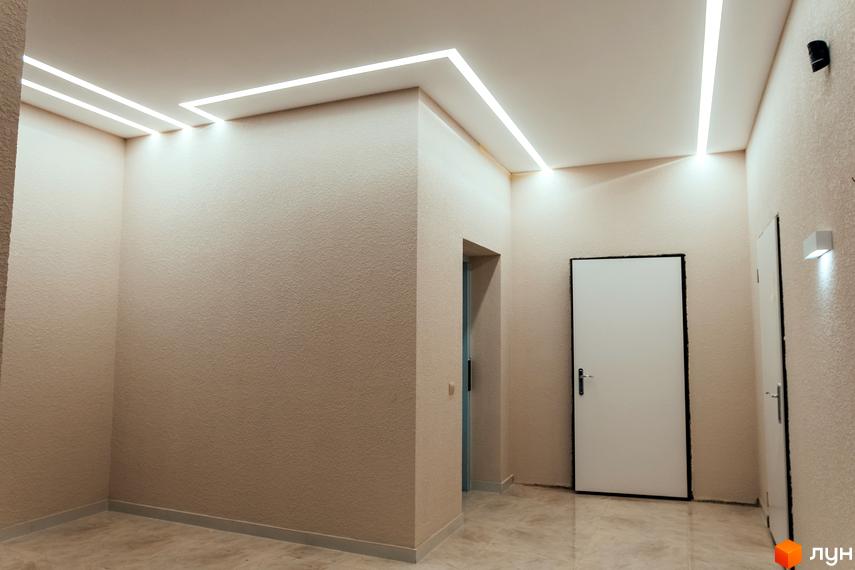 Житловий комплекс DREAM CITY. Сучасний дизайн коридору з підсвічуванням стелі та дверима.