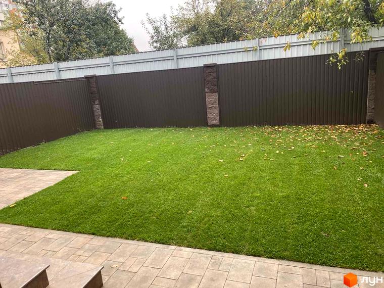 Протасів Residence: котеджі з зеленими газонами та огородженням. Доглянута прибудинкова територія для комфортного проживання.