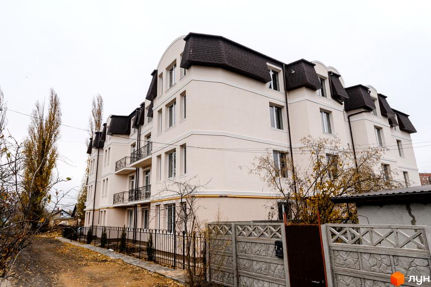 Зображення фасаду будинку Житловий комплекс по вул. Академіка Вернадського (Тульська), 21а. Видно архітектуру будівлі, балкони та огорожу з кованими елементами.