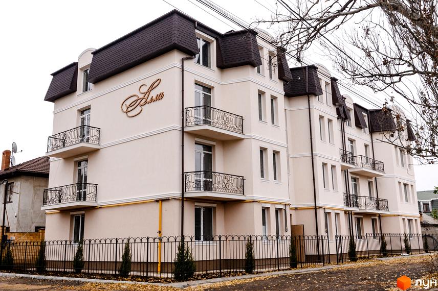 Житловий комплекс «Lusa» на вулиці Академіка Вернадського (Тульська), 21а. Багатоквартирний будинок з балконами та кованими огорожами, огороджений парканом з зеленими насадженнями.