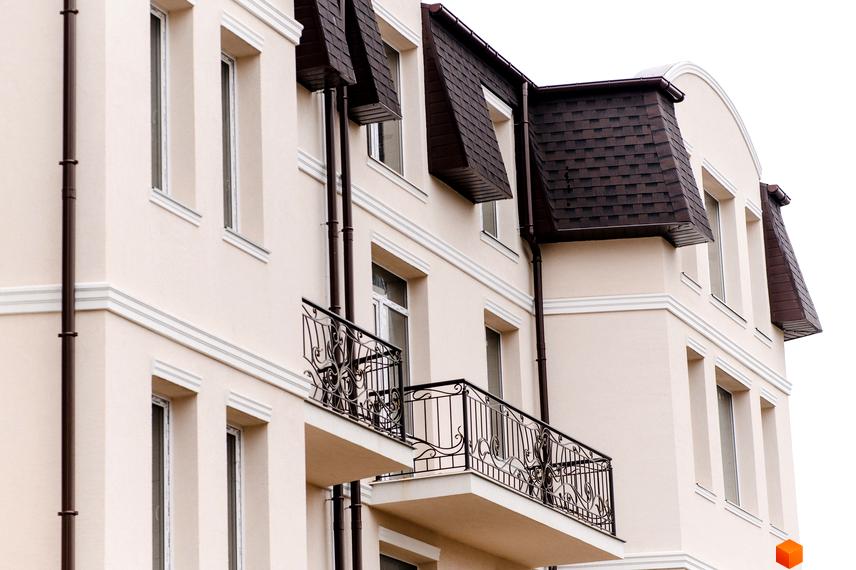 Фасад багатоповерхового будинку з балконами та вікнами. Житловий комплекс на вулиці Академіка Вернадського (Тульська), 21а.