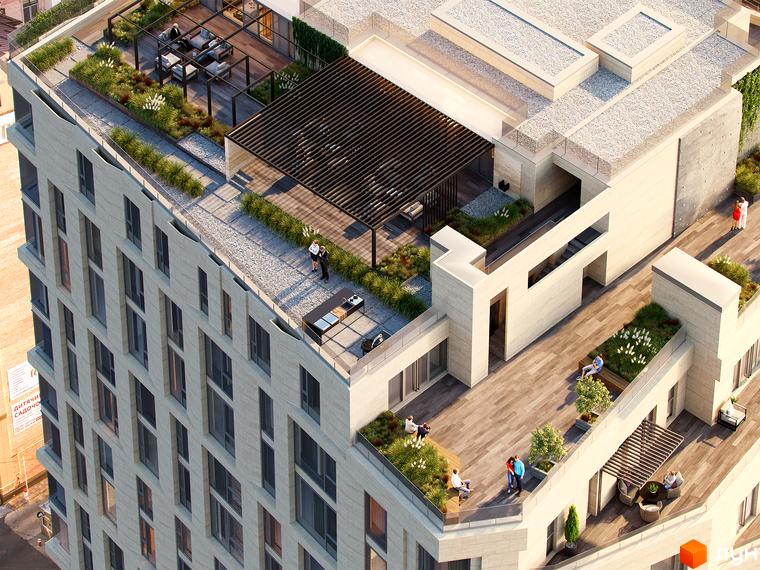 Багатоповерховий будинок Житлового комплексу Krauss Gallery з бежевим фасадом та великими вікнами. На даху та терасах облаштовані зони відпочинку з озелененням та дерев'яними настилами.