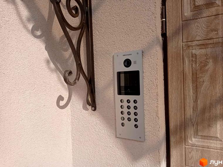 Відеодомофон біля входу в будинок. Житловий комплекс на вулиці Академіка Вернадського (Тульська), 21а.